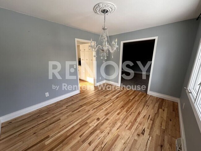 Building Photo - 5 Bedroom 3 Bathroom Single Family Home in Burnsville