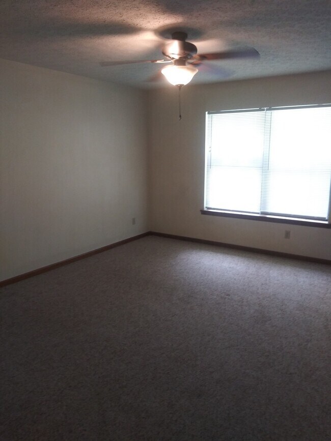Building Photo - 822 Village Dr