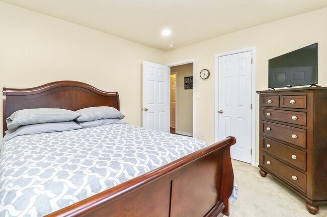 Building Photo - 5304 Summer Crescent