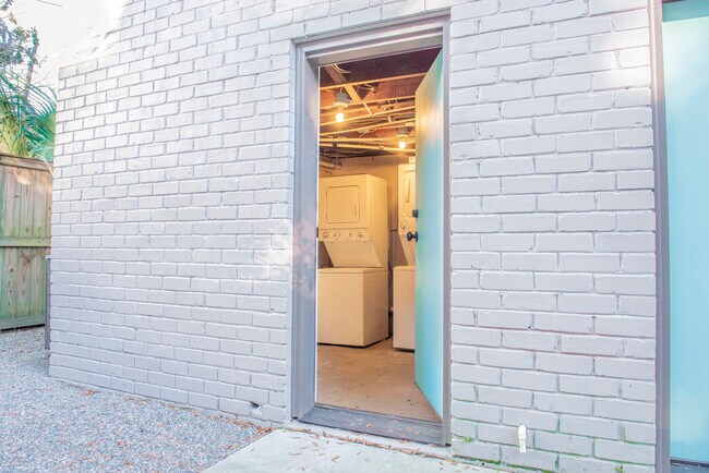 Building Photo - Renovated 1 bedroom apartment