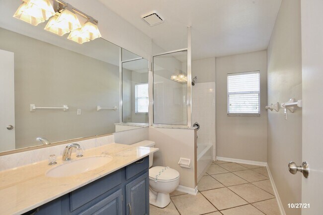 Building Photo - Stunning 3/2 Home with a Spacious 2 Car Ga...