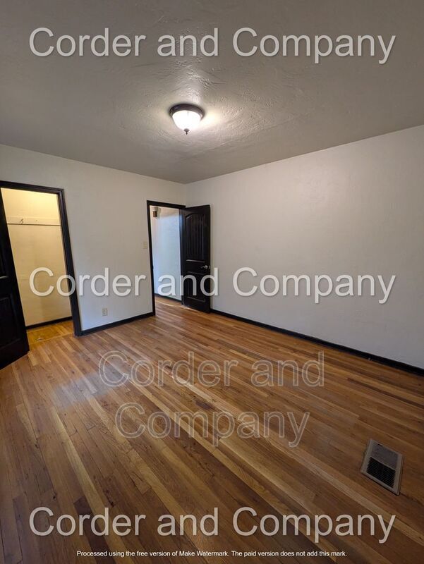 Building Photo - 302 Valencia Dr NE