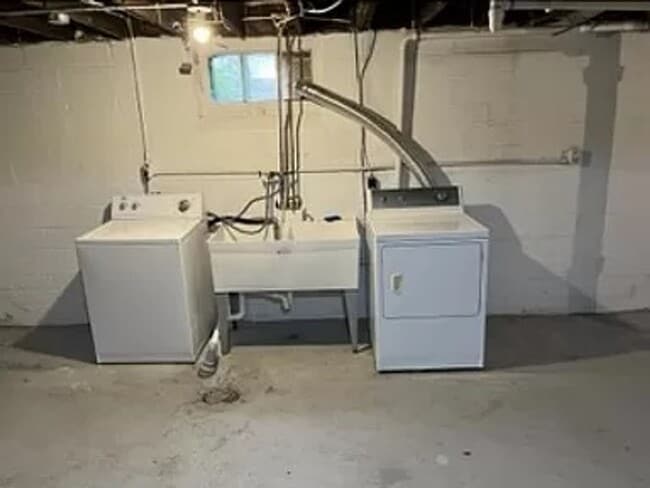 Building Photo - Pet friendly Charming 3 Bedroom Bungalow Aval 6/1/2026