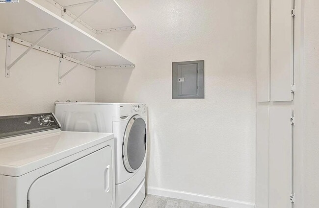 Building Photo - Beautiful & spacious 1 bedroom  updated condo with private patio and covered parking.