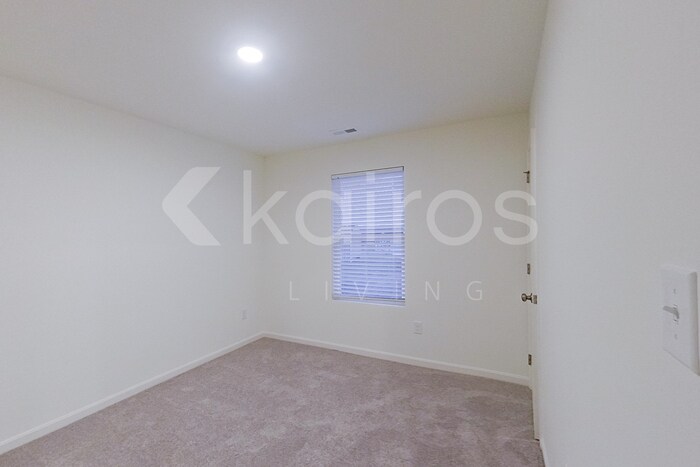 Building Photo - 12 Marbury Dr