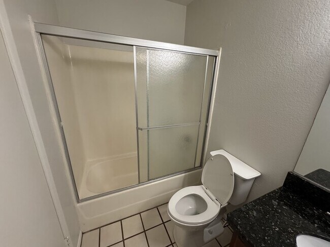 Building Photo - Well Maintained Condo in La Cresenta