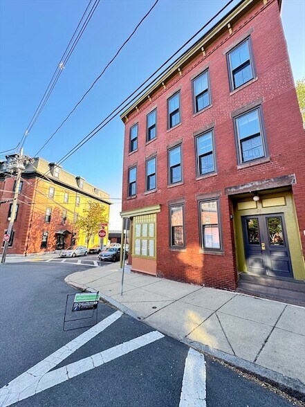 Building Photo - 26 Beacon St