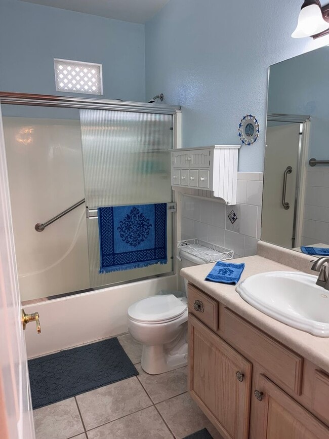 Building Photo - Fully Furnished 3Bed, 2Bath, 2Car Garage i...