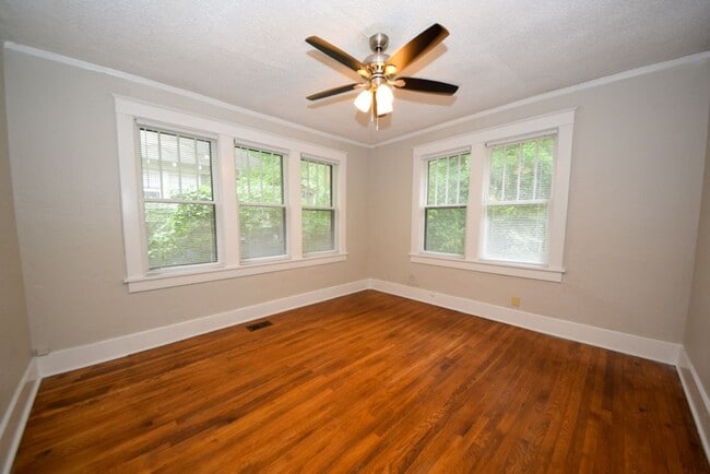 Building Photo - Adorable updated 2 bath, 1 bed home near R...