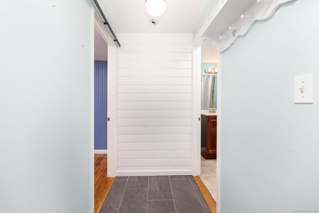 Building Photo - 30 Lakeview Dr