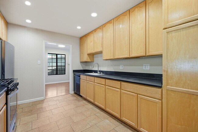 Building Photo - Beautiful Spacious 3-bedroom 1.5-Bath Home in Concord!