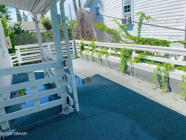 Building Photo - 411 N Oleander Ave