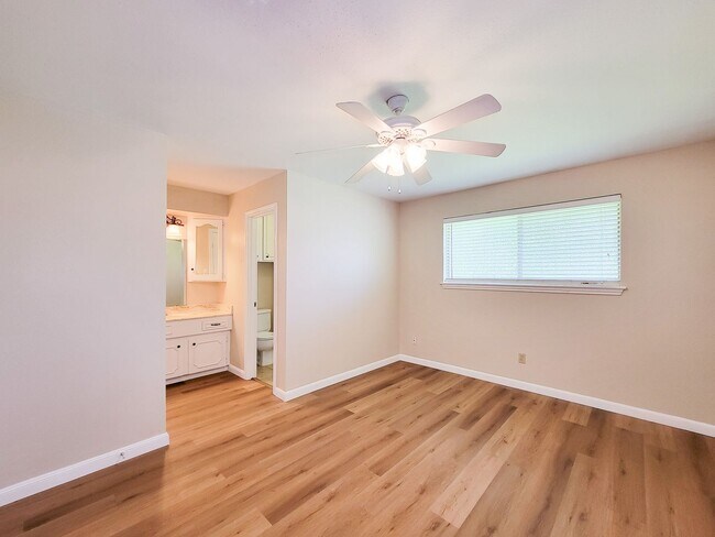 Building Photo - NICE 3 BEDROOM 2 BATH LEASE HOME IN SPRING...