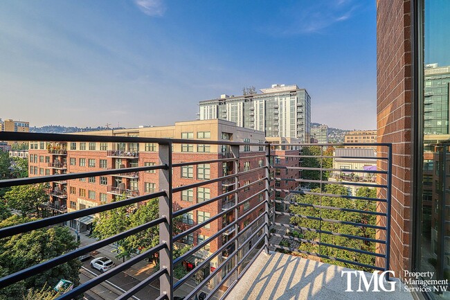 Building Photo - Gorgeous 1br/1.5ba condo + bonus room and ...