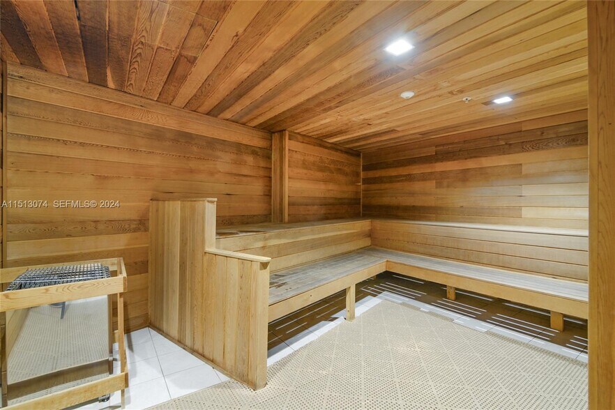 Building Photo - 2500 Parkview Dr