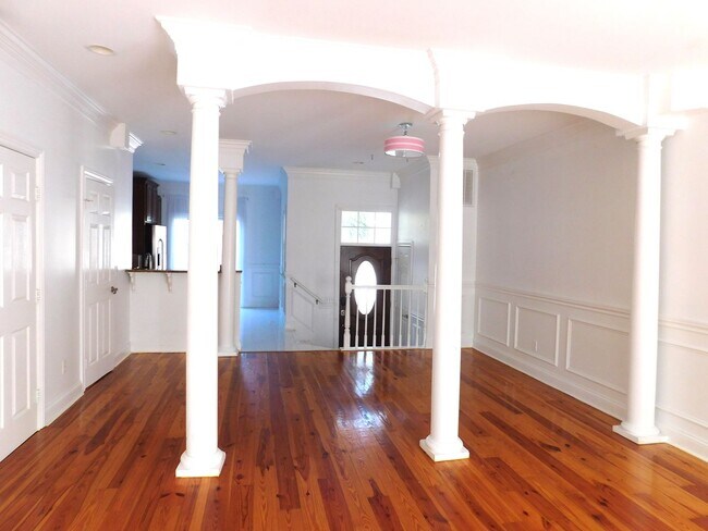 Building Photo - Lovely Townhome Available In Yacht Cove