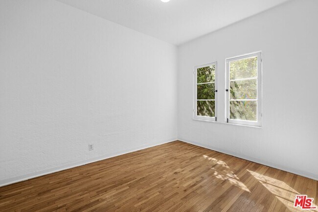 Building Photo - 129 N Swall Dr