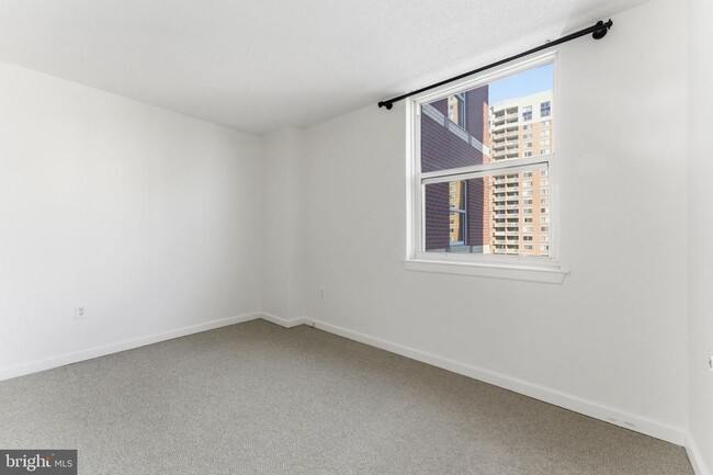Building Photo - 880 N Pollard St