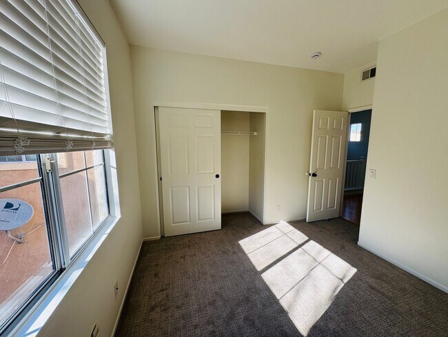 Building Photo - Stunning Sanctuary Awaits