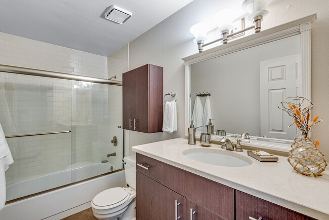 Full Bathroom - 2501 Bluff St