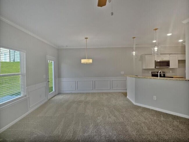 Building Photo - House - 3 beds, 3 baths,