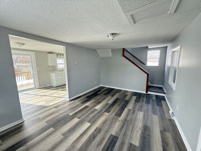 Building Photo - 2026 Renovation – Clean, Updated 2-Bedroom Near Shopping & Highways