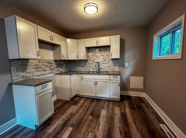 Building Photo - 2424 Marshalltown Dr