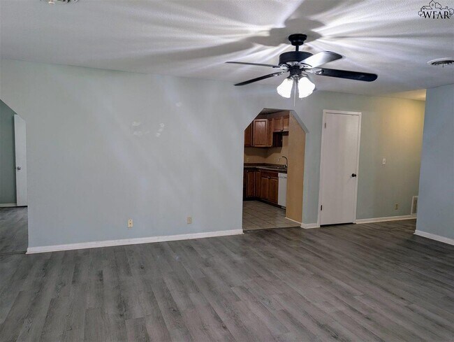 Building Photo - 2805 S Bandera Dr