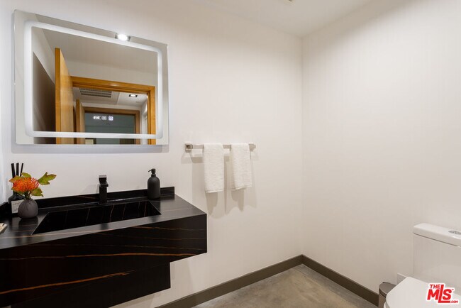 Building Photo - 547 N Sweetzer Ave