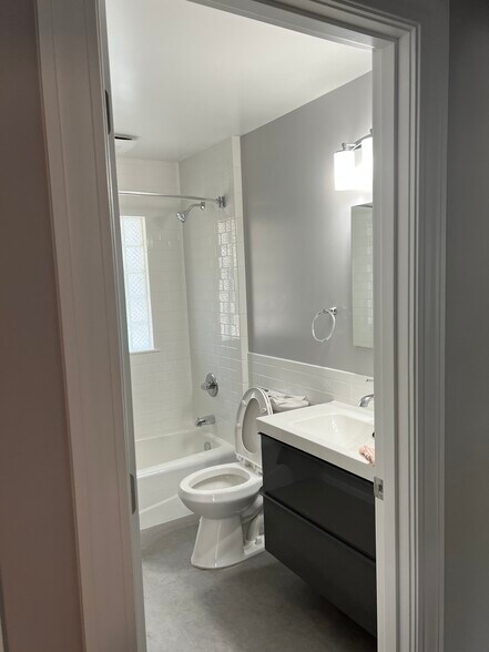 Bath - 1315 Orchard Ave