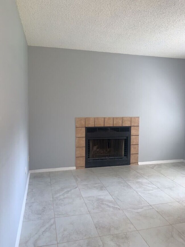 Building Photo - RENOVATED CONDO CLOSE TO USF