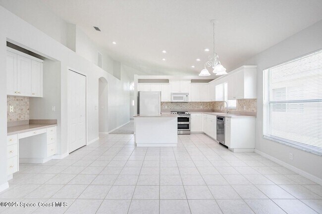 Building Photo - 621 Misty Creek Dr
