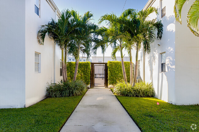 Building Photo - Jade at Olde Naples