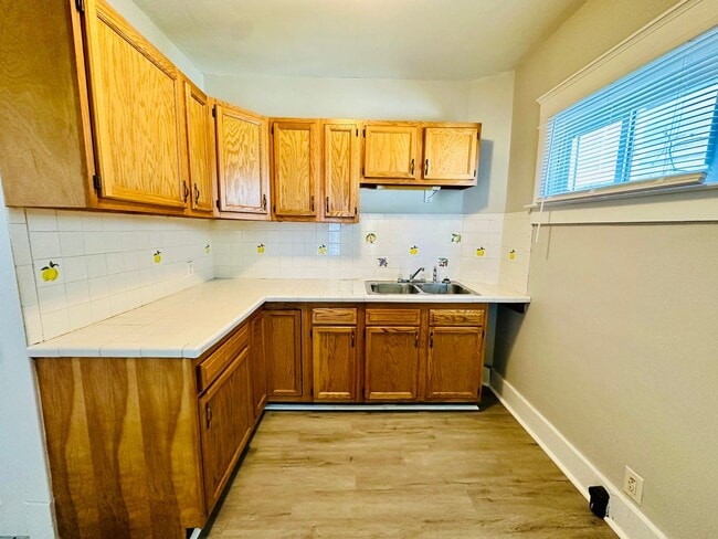Building Photo - Adorable 2 bedroom home with two living ar...