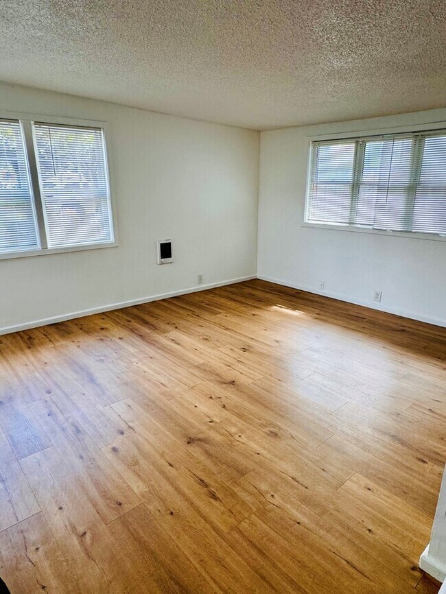Building Photo - Charming Home w/Fenced Yard, Garage, W/D, Great Location, and More!