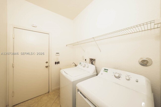Building Photo - 7866 Jewelwood Dr
