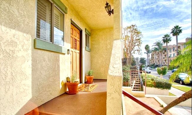 Building Photo - Amazing West LA Location - 2 bd / 2.5 ba T...