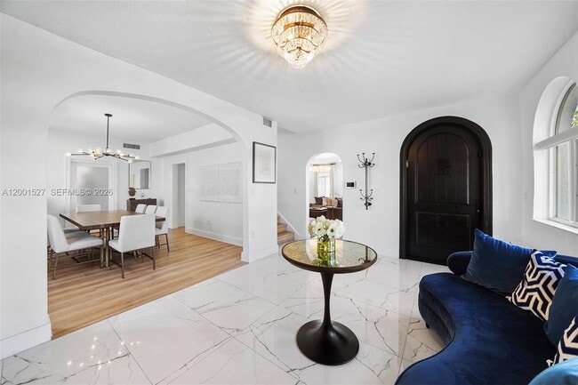 Building Photo - 5237 La Gorce Dr