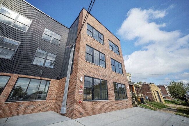 Building Photo - 5015 Warrington Ave