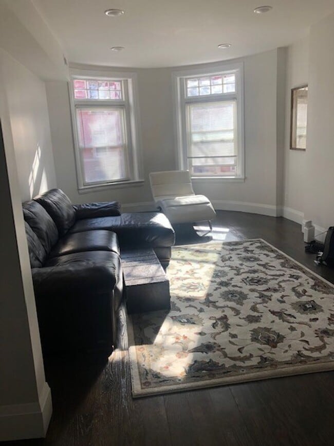 Building Photo - Beautiful 4 Bed 2 Bath in Brookline available 9/1