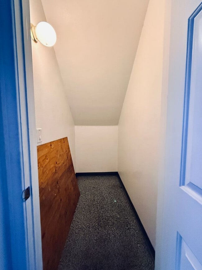 Building Photo - BEAUTIFUL 2 STORY TOWNHOME LOCATED IN THE SOUTHWEST!