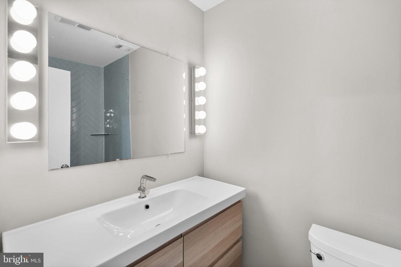 Main Bedroom Bath - 2360 Albot Rd