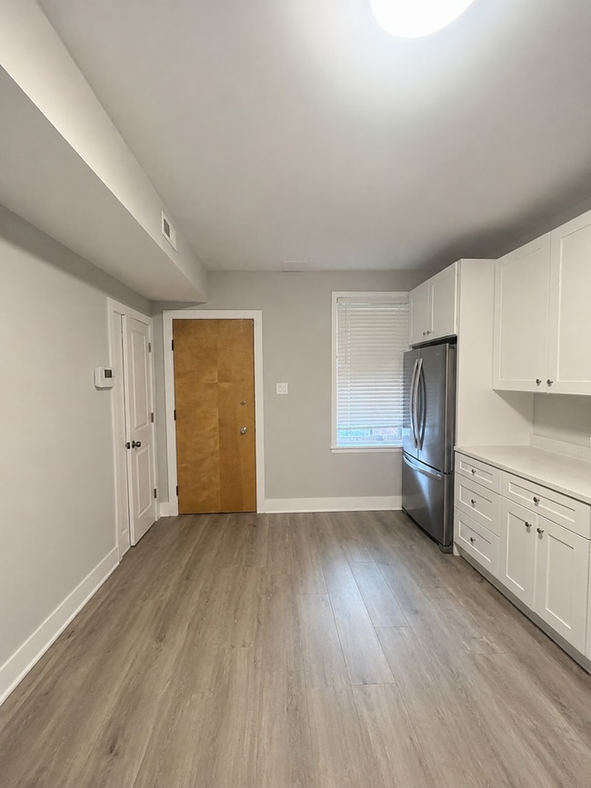 Building Photo - 1807 N Hermitage Ave