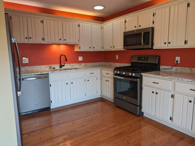 Building Photo - 607 Tamarack Dr W