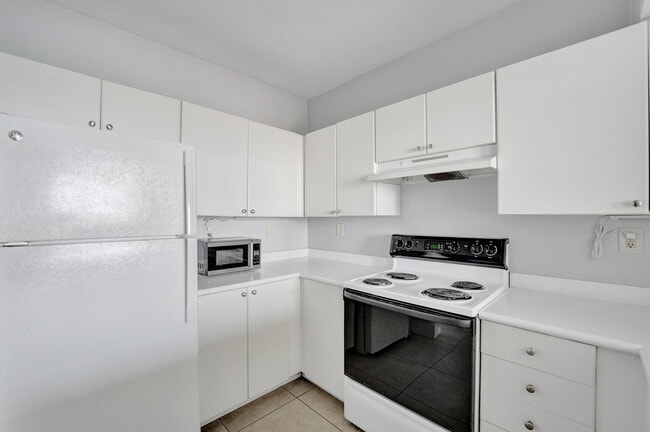 Building Photo - 3020 NE 32nd Ave