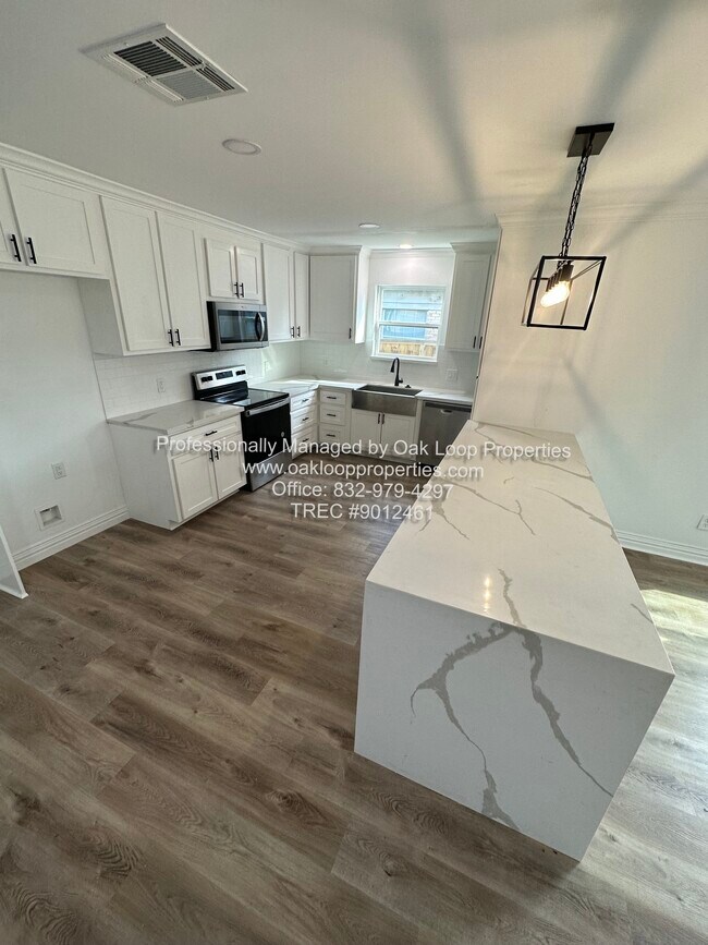 Building Photo - 1404 Des Jardines St