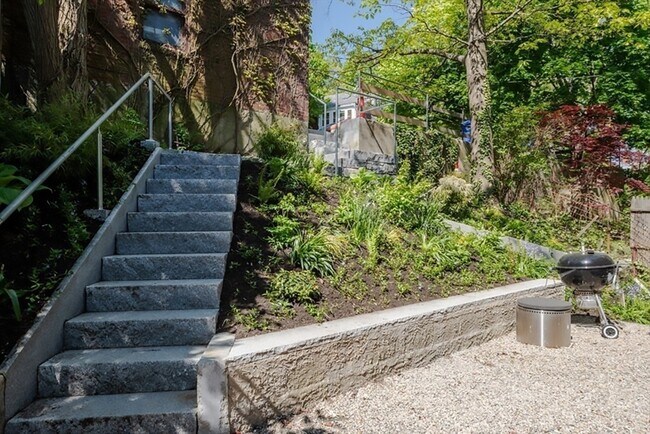Building Photo - 15 Colbourne Crescent