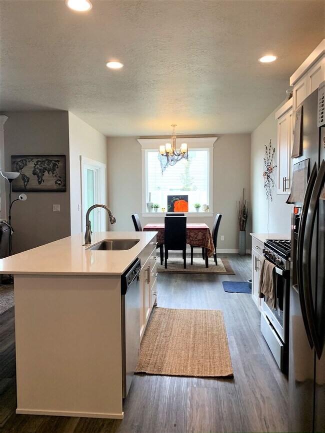 Building Photo - Newer 4 bed 2.5 bath home off Overland and...