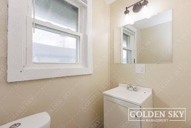 Building Photo - 802 E 25th St