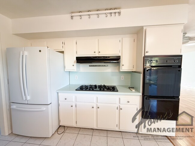 Building Photo - Homes Management - 3 bed, 2 bath home off Oak Hill